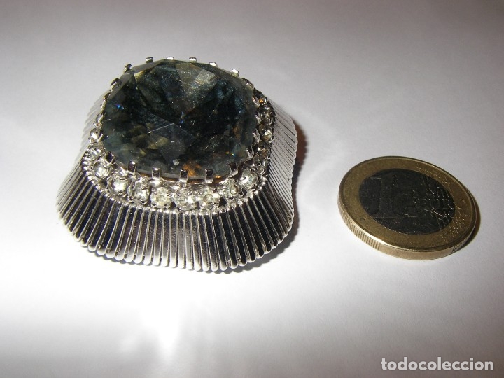 Joaillerie: Bonito broche metal cromado con pedrer&iacute;a sint&eacute;tica.4,5 x 4,5 cm