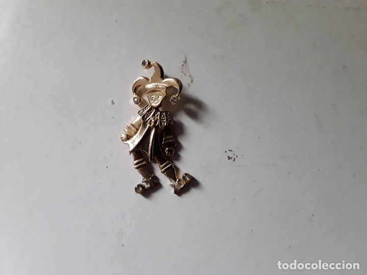 Gioielleria: Colgante de metal dorado de arlequ&iacute;n articulado. Medidas: 4 cm x 2 cm aprox