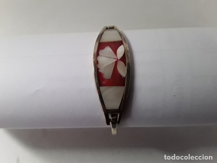 Joaillerie: Pulsera de metal y nacar. Rigida. Medidas: 6 cm x 5 cm x 1.8 cm en la parte mas ancha