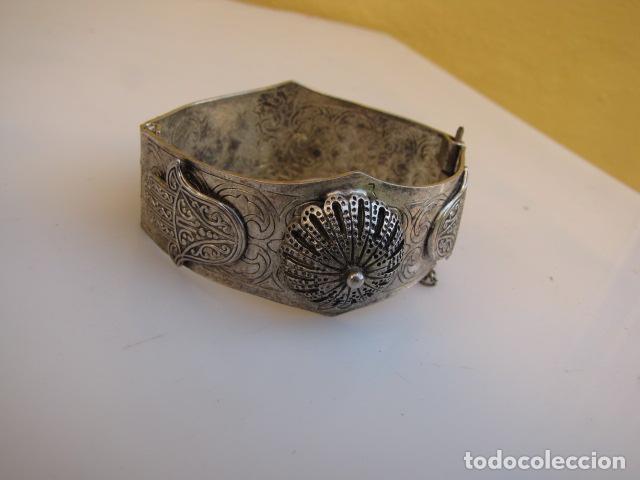 Joyeria: Brazalete en plata norteafricana. Cierre pasador. Mano f&aacute;tima, bot&oacute;n charro y camello
