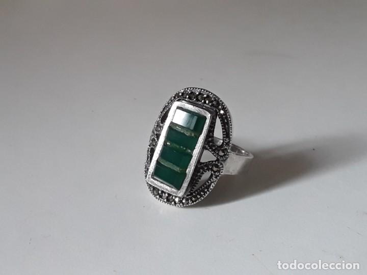 Joaillerie: Anillo de plata con contraste 925 tipo lanzadera con piedras color verde