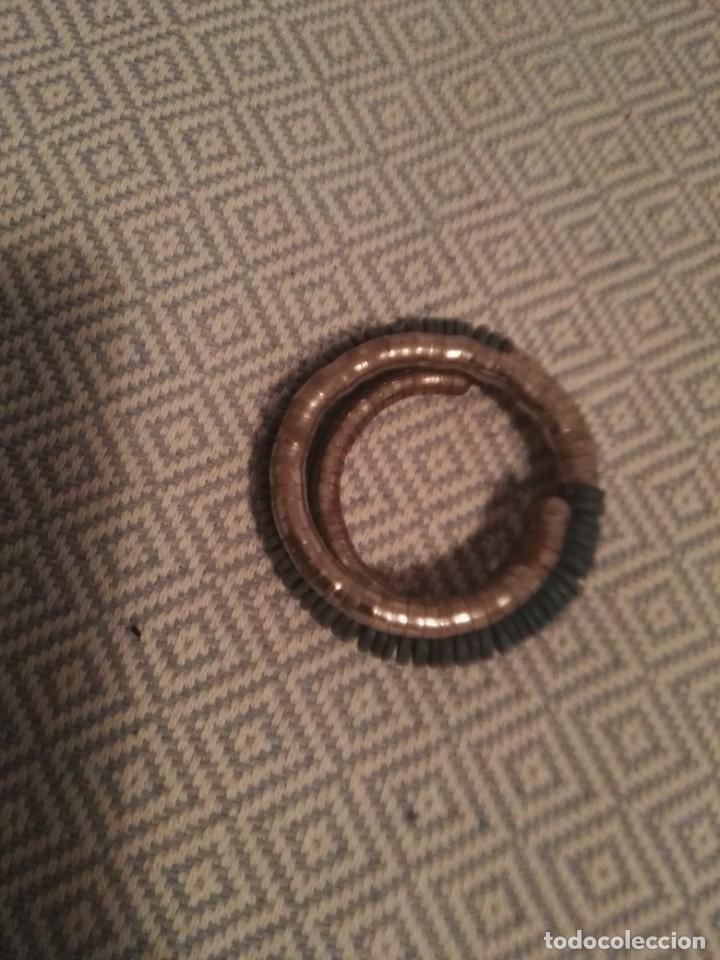 Joalharia: Pulsera met&aacute;lica flexible de tres vueltas