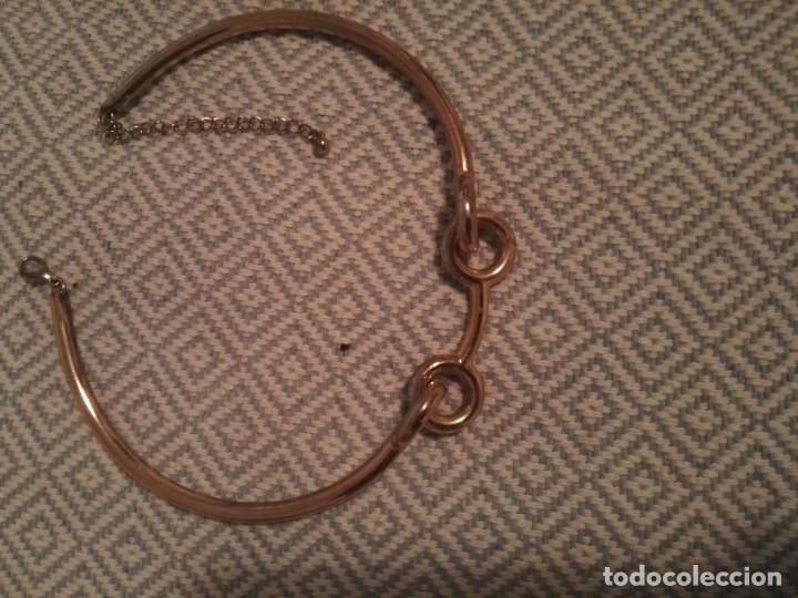 Joyeria: Gargantilla metalica r&iacute;gida con dos nudos - Foto 1