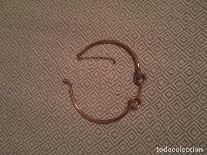 Joyeria: Gargantilla metalica r&iacute;gida con dos nudos - Foto 2