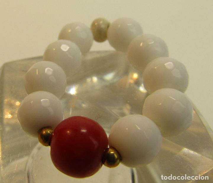 Schmuck: ANILLO EL&Aacute;STICO CON BOLA CORAL LISA Y BOLAS FACETADAS CRISTAL BLANCO