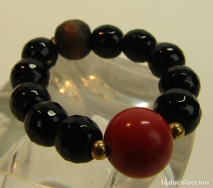 Schmuck: ANILLO EL&Aacute;STICO CON BOLA CORAL LISA Y BOLAS FACETADAS CRISTAL NEGRO