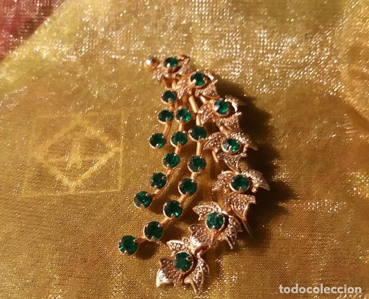 Joalharia: Broche dorado en forma de racimo con cristales verdes. A&ntilde;os 70.