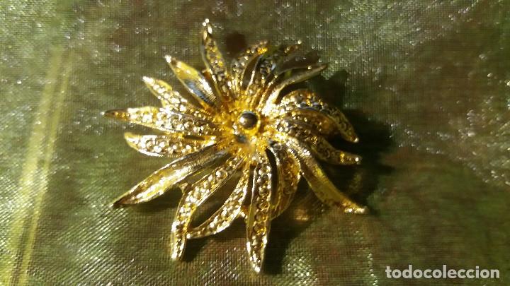 Joyeria: Broche dorado en forma de flor. - Foto 1
