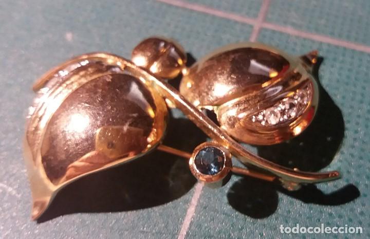 Joyeria: Broche dorado en forma de doble hoja con brillantitos. - Foto 1
