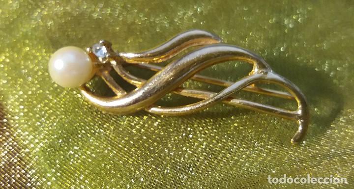 Joyeria: Peque&ntilde;o broche dorado con perla y circonita. - Foto 1