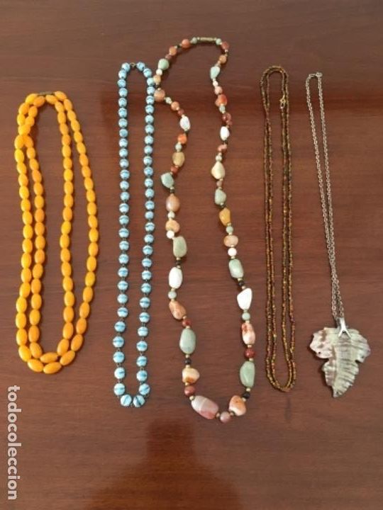 Joyeria: LOTE DE CINCO COLLARES DE FANTAS&Iacute;A - Foto 1