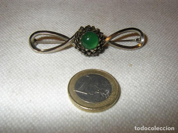 Joaillerie: Bonito broche de metal cromado y crisopasa engastada en forma de flor.