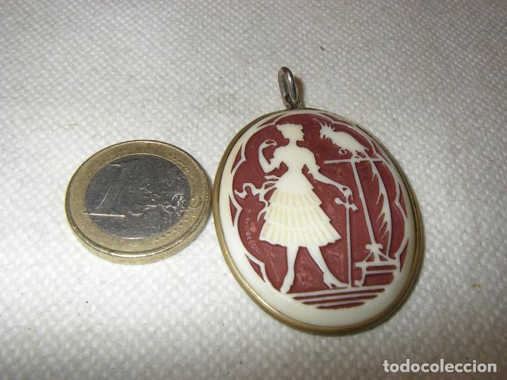 Joaillerie: Colgante con placa de porcelana que parece tallada, inscripci&oacute;n que pone GES. GESCH.