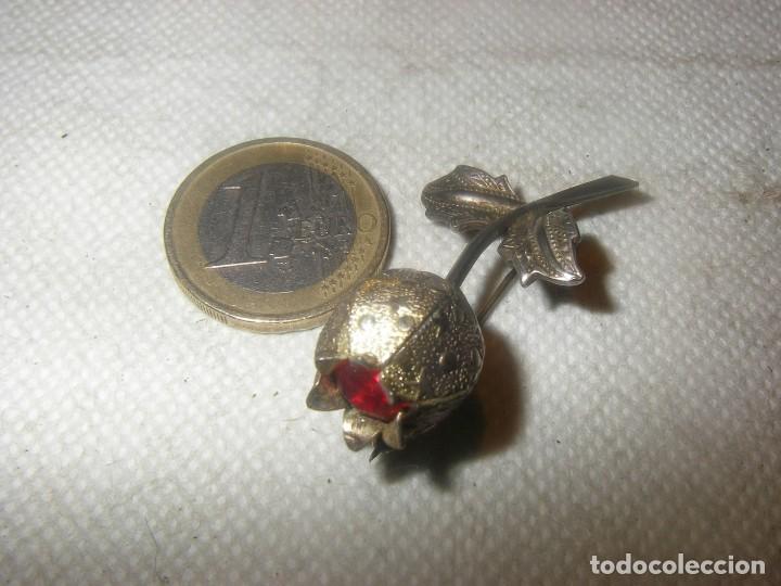 Joyeria: Insignia o broche con forma de granada. - Foto 2