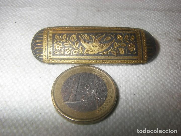 Joaillerie: Broche damasquinado con escena de un p&aacute;jaro y vegetaci&oacute;n.