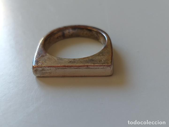 Joyeria: Bonito anillo o sortija. Plateado. Forma rectangular. - Foto 2