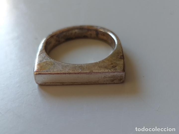 Joyeria: Bonito anillo o sortija. Plateado. Forma rectangular. - Foto 1