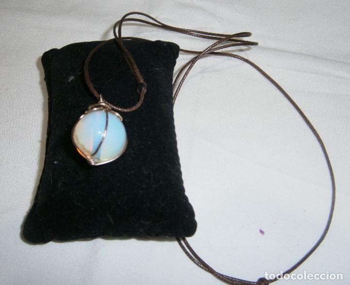 Joaillerie: colgante piedra de luna con metal y cordon de cuero bisuteria fina