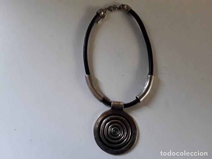 Gioielleria: Collar de metal y cuero. 14 cm di&aacute;metro del cuero y 7 cm di&aacute;metro del adorno. Peso: 157 gramos