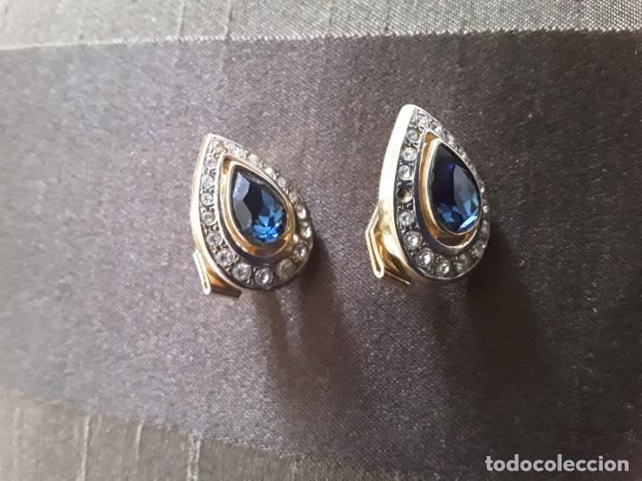 Gioielleria: Pendientes de metal dorado marca Vid, con piedra azul central