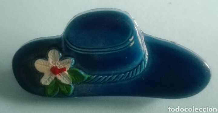 Joaillerie: Broche sombrero azul con flor - A&ntilde;os 80