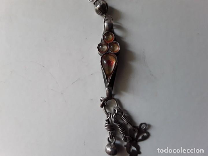 Joyeria: Colgante de plata tipo saharaui con incrustaciones de cristal. Con cadena de metal