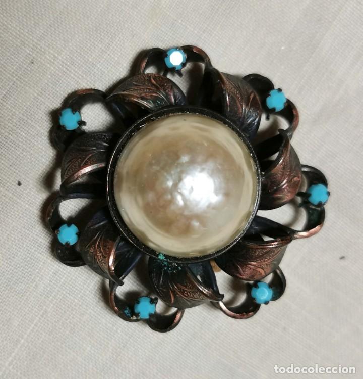 Joalharia: JOY058 BROCHE ESTILO NOUCENTISTA. METAL Y S&Iacute;MIL DE PERLA Y TURQUESAS. ESPA&Ntilde;A. A&Ntilde;OS 50