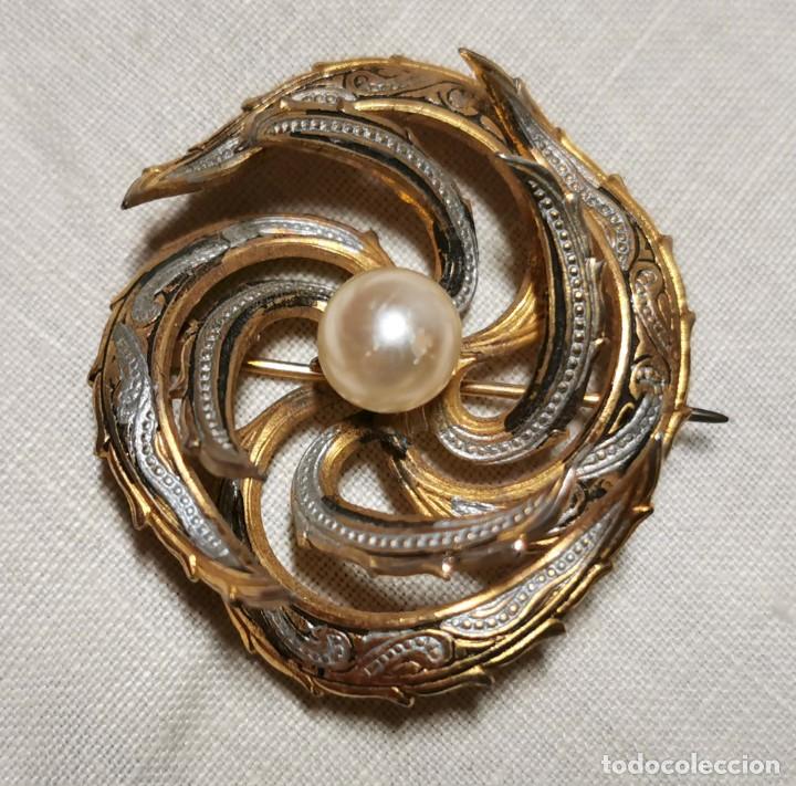 Joalharia: JOY059 BROCHE DAMASQUINADO. METAL DORADO Y S&Iacute;MIL DE PERLA. TOLEDO. A&Ntilde;OS 60