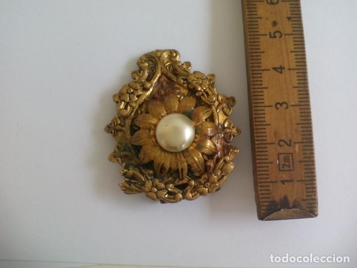 Joyeria: BONITO BROCHE DE METAL DORADO, CON FLOR. - Foto 1