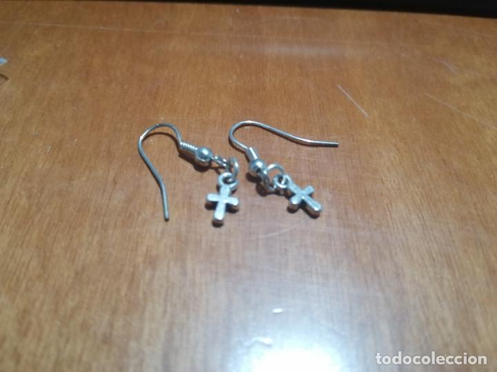 Gioielleria: CRUZ PEQUE&Ntilde;AS. PENDIENTES. COLOR PLATA. DE METAL. BUEN ESTADO. SIN USO
