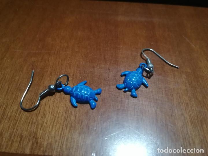 Joaillerie: TORTUGAS AZULES. PENDIENTES. COLOR PLATA. DE METAL. BUEN ESTADO. SIN USO