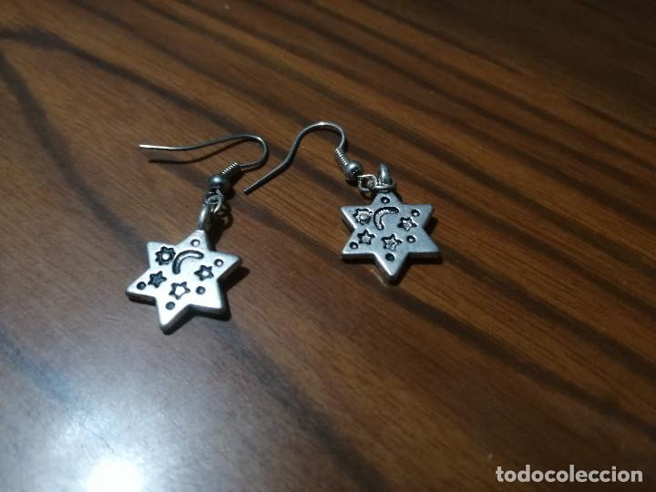 Gioielleria: ESTRELLAS. PENDIENTES. COLOR PLATA. DE METAL. BUEN ESTADO. SIN USO