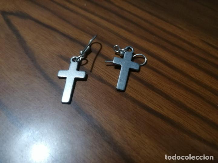 Joaillerie: CRUCES GRANDES. PENDIENTES. COLOR PLATA. DE METAL. BUEN ESTADO. SIN USO