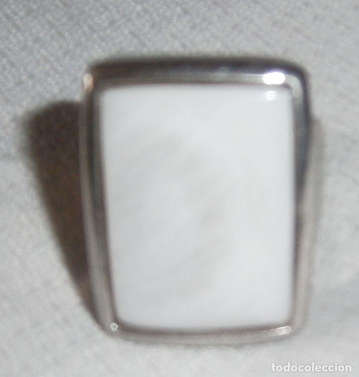Joyeria: anillo de metal con piedra blanca (concha) - Foto 1
