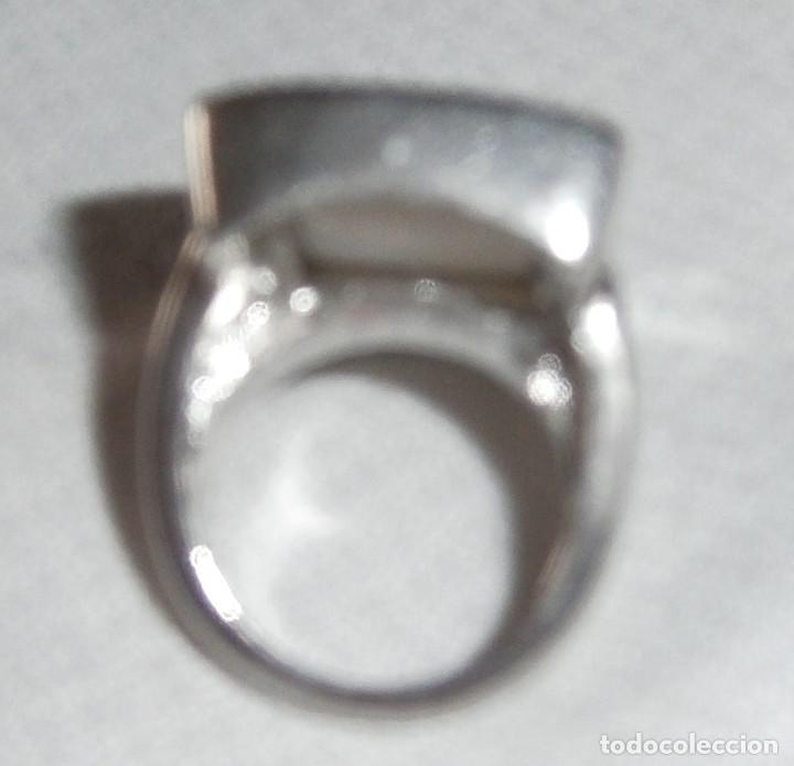Joyeria: anillo de metal con piedra blanca (concha) - Foto 2