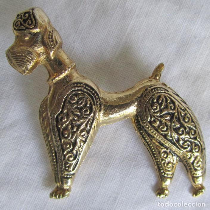 Joaillerie: Broche en metal dorado con forma de perro caniche