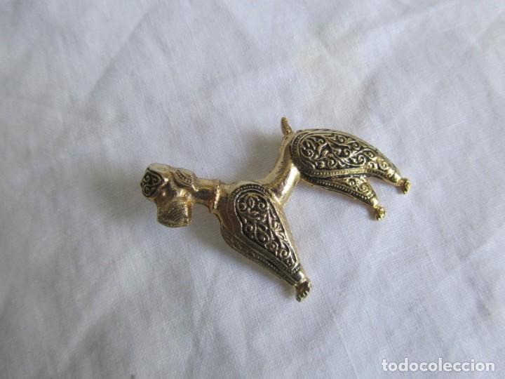 Joyeria: Broche en metal dorado con forma de perro caniche - Foto 2