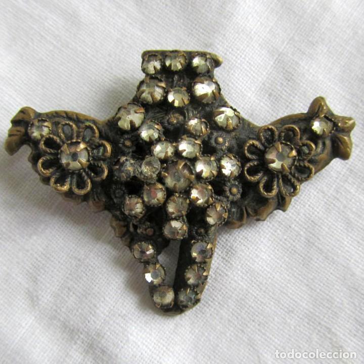 Joyeria: Antiguo broche de lat&oacute;n con pedrer&iacute;a - Foto 1