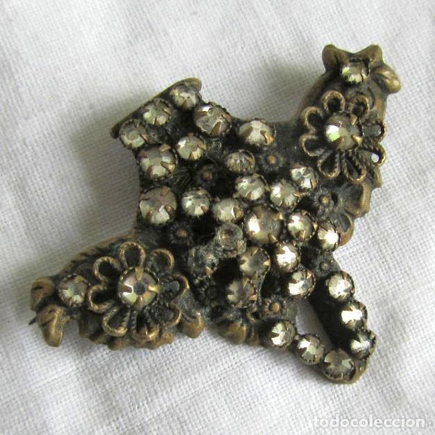 Joyeria: Antiguo broche de lat&oacute;n con pedrer&iacute;a - Foto 2