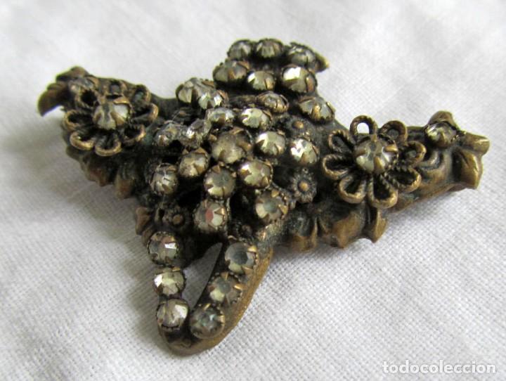 Joyeria: Antiguo broche de lat&oacute;n con pedrer&iacute;a - Foto 3