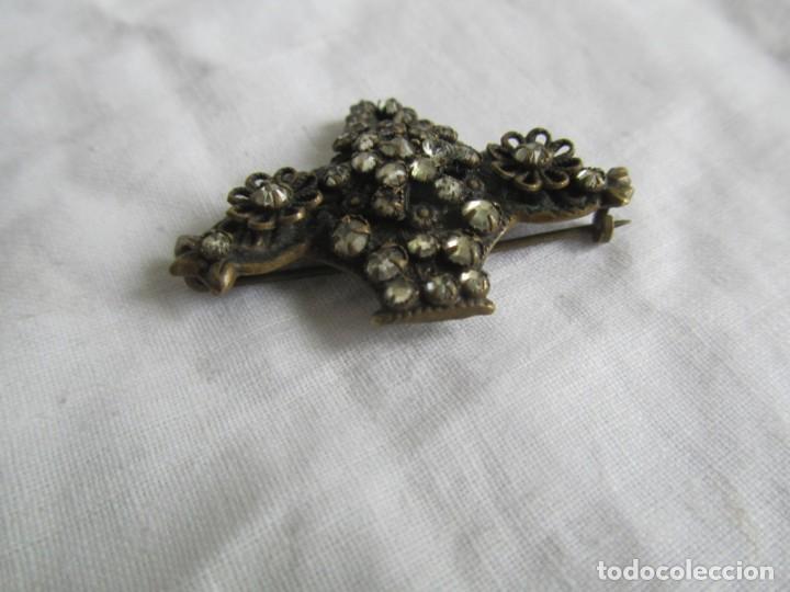 Joyeria: Antiguo broche de lat&oacute;n con pedrer&iacute;a - Foto 4