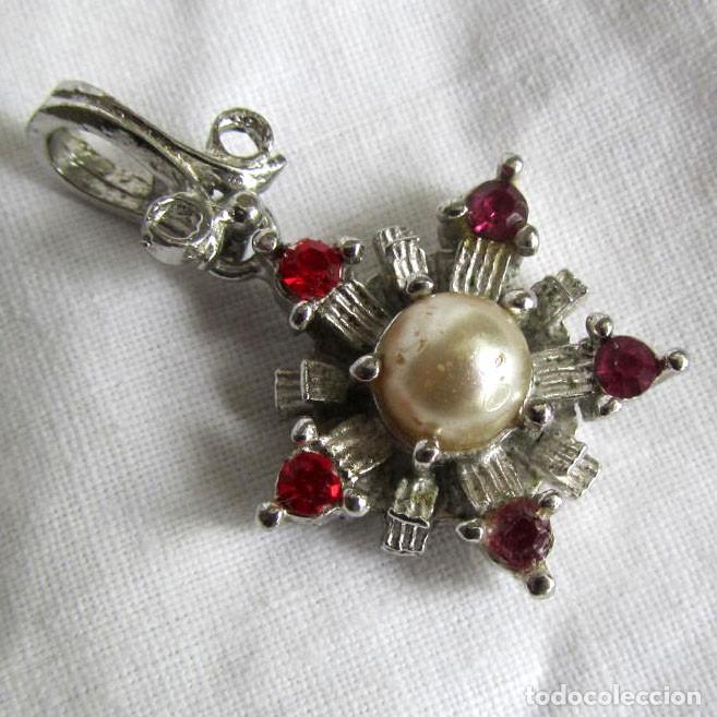 Joaillerie: Colgante met&aacute;lico con pedrer&iacute;a