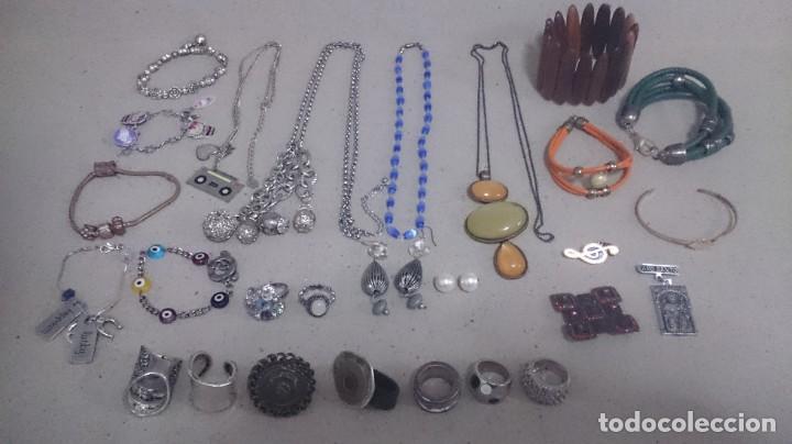 Gioielleria: 5 collares 9 pulseras 9 anillos 3 broches 2 pendientes. 186