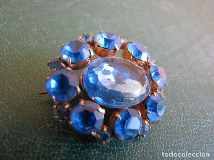 Joaillerie: 5- Broche con piedras azules y lat&oacute;n sobredorado.