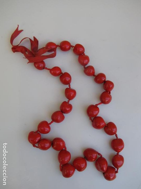Joaillerie: 3- Gran collar antiguo de semillas lacadas en rojo. Corazones. regional. Indumentaria