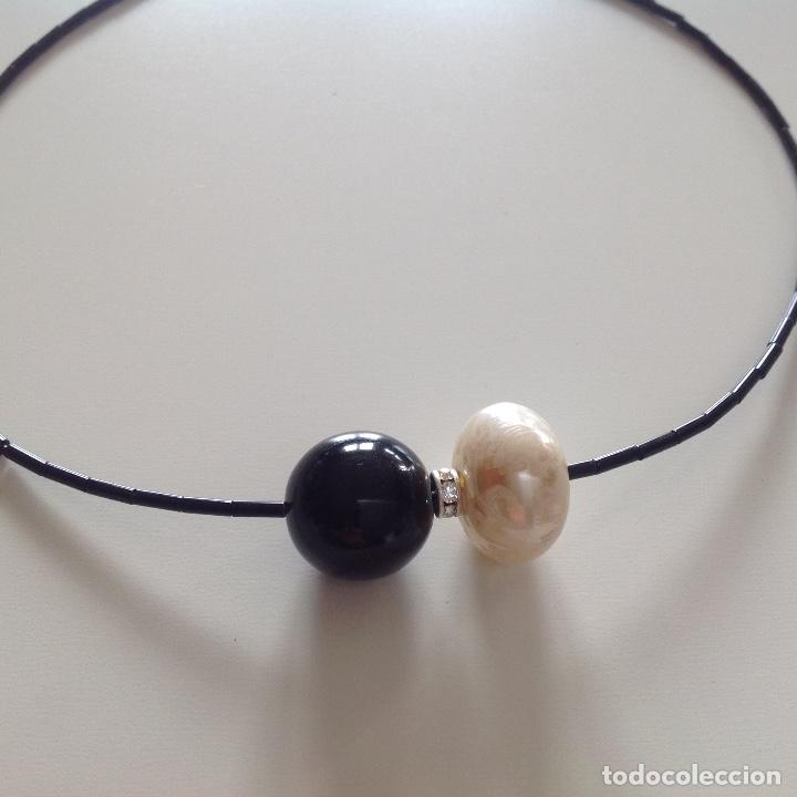 Joyeria: GARGANTILLA PERLA CON DIBUJOS Y BOLA NEGRA - Foto 2