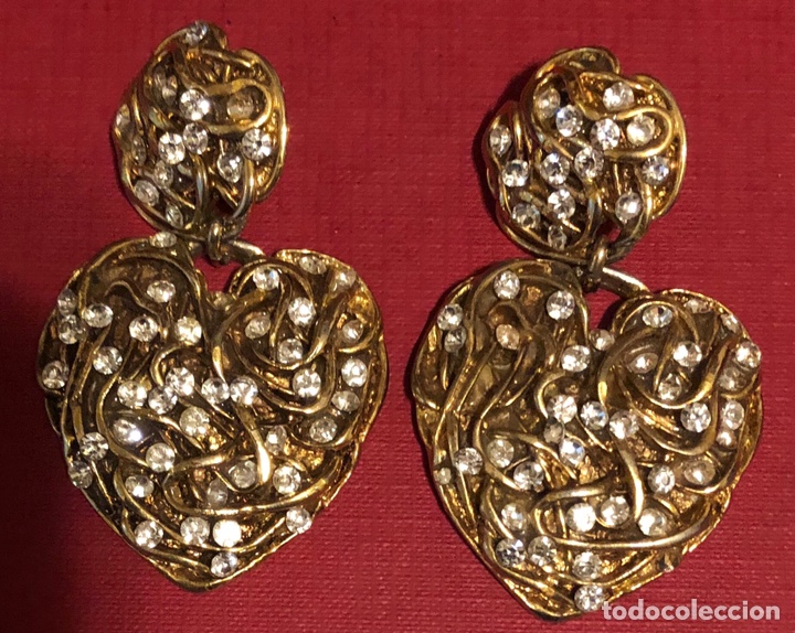 Gioielleria: Bonita pareja de pendientes de fantasia, en metal dorado, y pedrer&iacute;a.