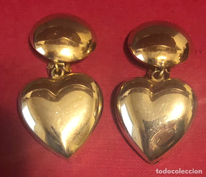 Gioielleria: Bonita pareja de pendientes, de metal dorado, en forma de coraz&oacute;n.