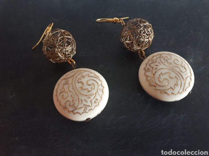 Gioielleria: Pendientes artesanales cuentas pl&aacute;stico vintage y alambre dorado Janil