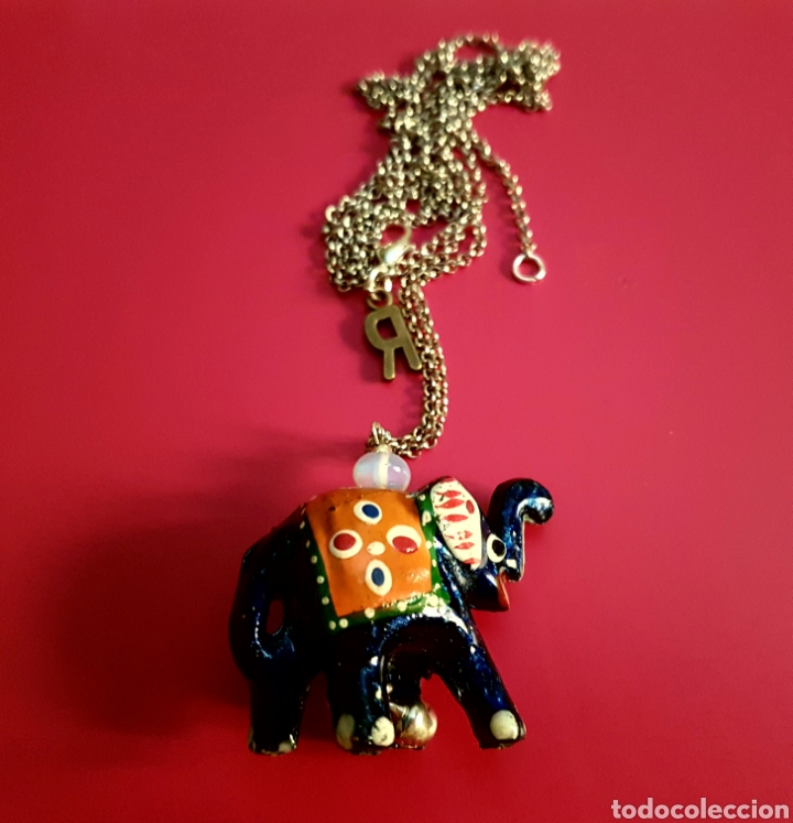 Joalharia: Elefante indio con &oacute;palo y cadena plateada larga.